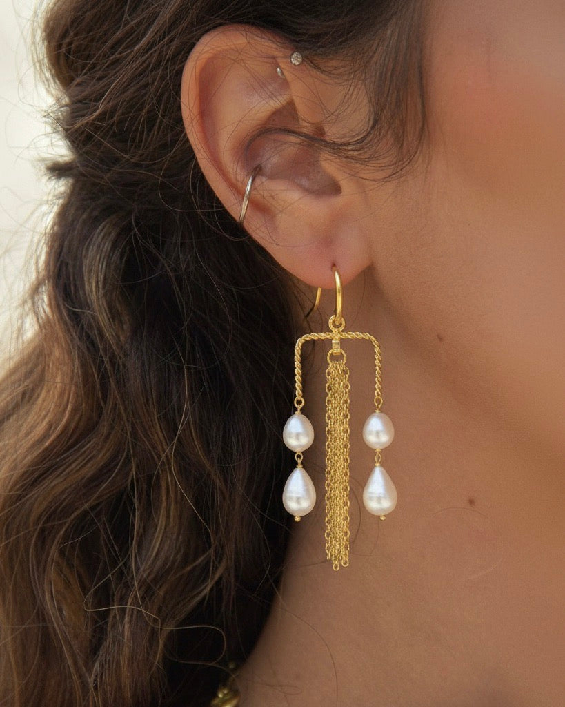 Riwaaya Drape pearl Earrings
